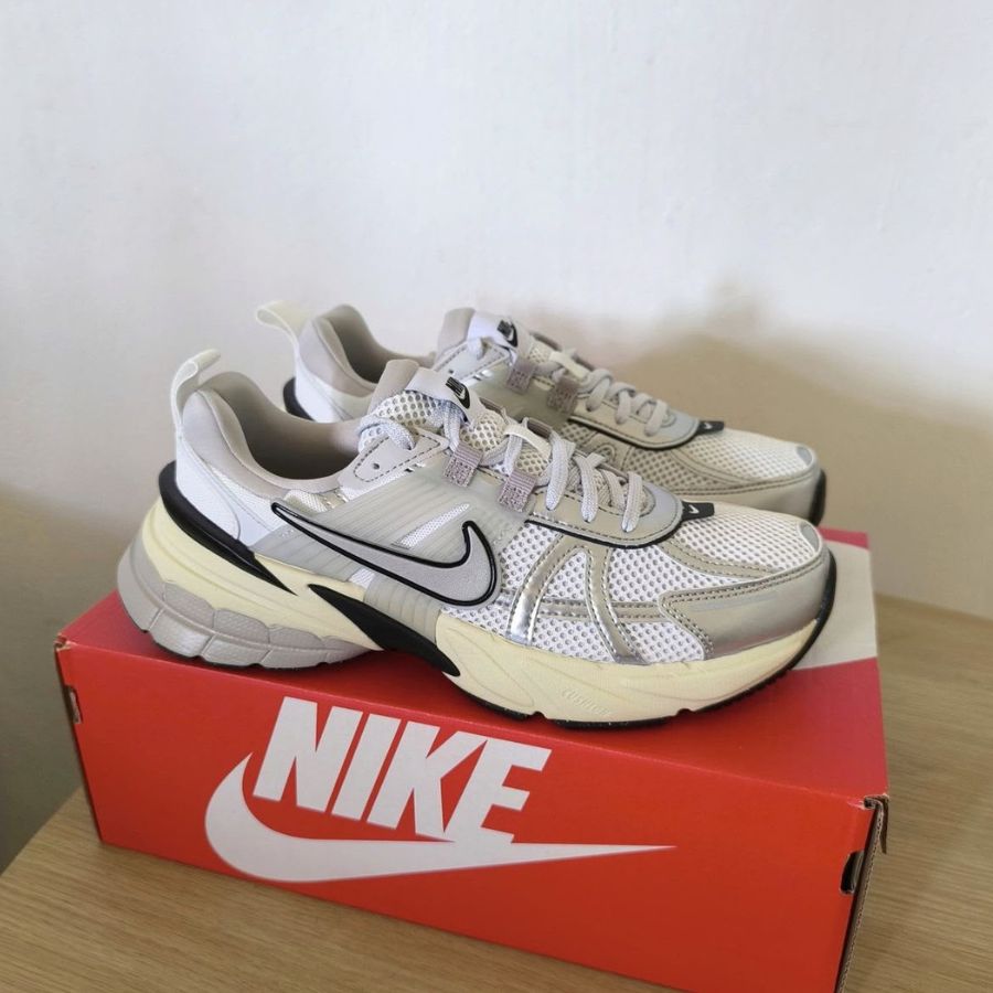 Nike v2k silver